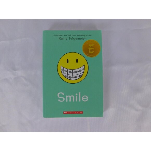 Other - Smile Raina Telgemeier Graphic Novel Book Softcover Eisner Winner Scholastic Kid